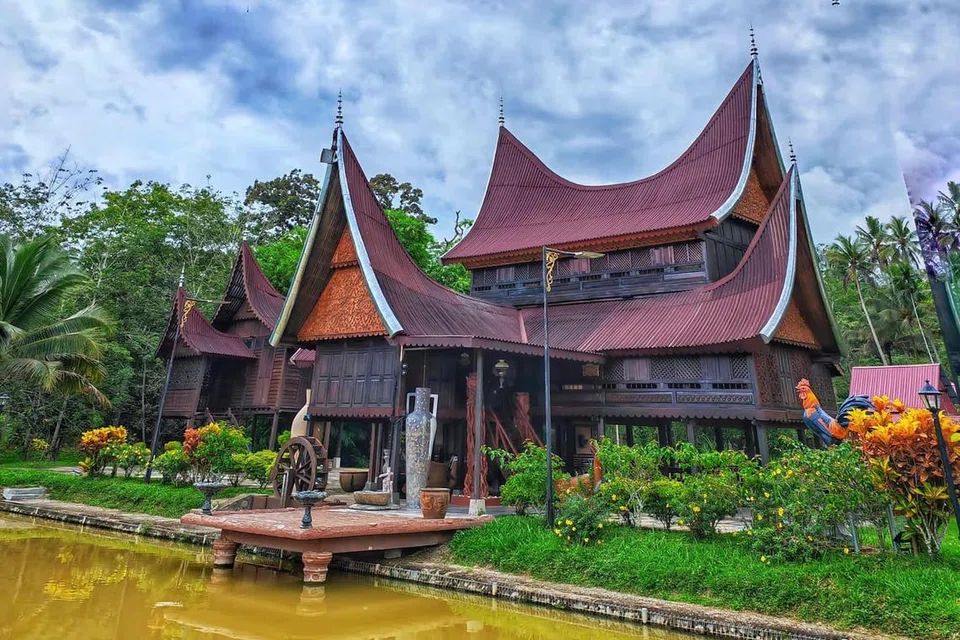 Rumah Gadang Budi, sebuah rumah besar Minangkabau di Kampung Gagu di Kuala Klawang, Jelebu, Negeri Sembilan. Asalnya ia dibina tanpa menggunakan paku pada 1912 sebagai tempat perbincangan berkaitan adat dan tradisi Minangkabau di Gunung Pasir di Sri Menanti, iaitu bandar diraja pusat pemerintahan raja pertama Negeri Sembilan, Raja Melewar. Tetapi ia dipindahkan ke Kampung Gagu selepas Seremban dijadikan ibu negeri Negeri Sembilan.