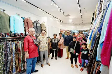 Editor Berita Harian (BH), Encik Nazry Mokhtar (tengah) menemani penerima bantuan Project Hills membeli baju Melayu di butik  A’NIZ di Golden Landmark. Turut bersama ialah Ketua Jabatan Perbankan Islam Maybank Singapura, Encik Sazzali Sabandi (dua dari kiri).