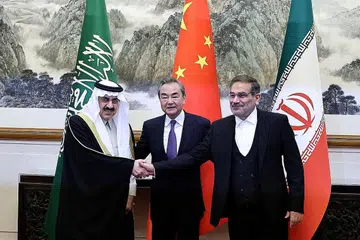BERAKHIRNYA ERA PERMUSUHAN: Pada 10 Mac lalu, Saudi dan Iran mengumumkan langkah mengejutkan apabila mereka bersetuju memulihkan hubungan, hasil rundingan yang dikendalikan China. Gambar menunjukkan Penasihat keselamatan negara Arab Saudi, Encik Musaad bin Mohammed Al Aiban (kiri); berjabat tangan bersama Setiausaha Majlis Keselamatan Negara Tertinggi Iran, Encik Ali Shamkhani; sambil disaksikan Pengarah Pusat Pejabat Suruhanjaya Ehwal Luar China, Encik Wang Yi, semasa mereka mengadakan rundingan di Beijing. - Foto REUTERS