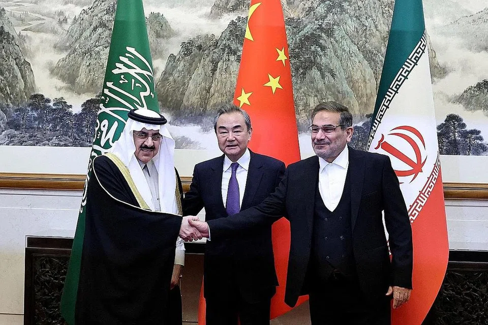 BERAKHIRNYA ERA PERMUSUHAN: Pada 10 Mac lalu, Saudi dan Iran mengumumkan langkah mengejutkan apabila mereka bersetuju memulihkan hubungan, hasil rundingan yang dikendalikan China. Gambar menunjukkan Penasihat keselamatan negara Arab Saudi, Encik Musaad bin Mohammed Al Aiban (kiri); berjabat tangan bersama Setiausaha Majlis Keselamatan Negara Tertinggi Iran, Encik Ali Shamkhani; sambil disaksikan Pengarah Pusat Pejabat Suruhanjaya Ehwal Luar China, Encik Wang Yi, semasa mereka mengadakan rundingan di Beijing. - Foto REUTERS
