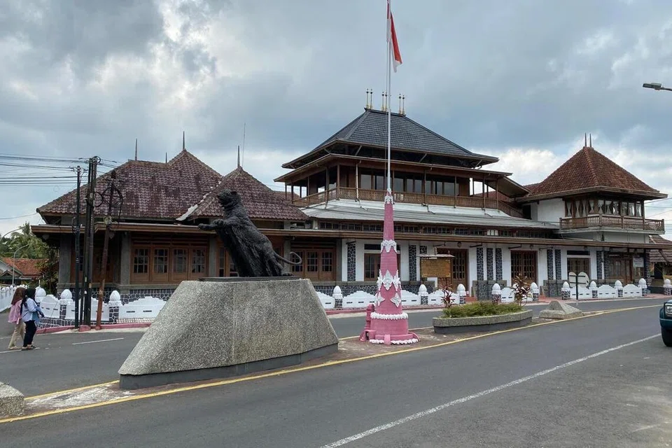 Paseban Tri Panca Tunggal, pusat kebudayaan Sunda Wiwitan di Cigugur, Jawa Barat, telah diasaskan pada 1860 dan kini disenaraikan sebagai tapak warisan budaya nasional. KMasyarakat Sunda Wiwitan berhimpun di sini setiap tahun bagi meraikan upacara kesyukuran hasil tuaian, Seren Taun, yang turut menandakan permulaan musim penanaman baru.