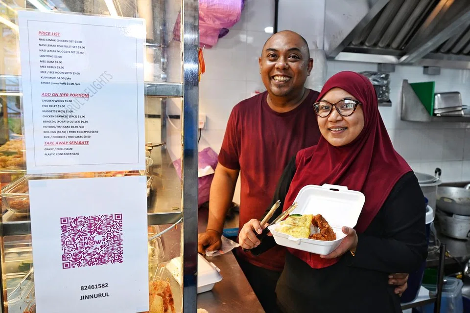 Cik Nurulhuda Basir dan Encik Mohamad Nazreen Saini membuka cawangan Nurul Delights baru di Blok 318, Jurong East Street 31.