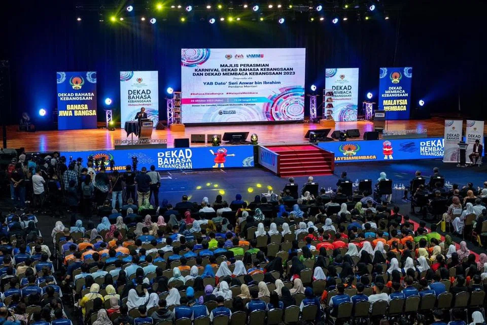 ANGKAT MARTABAT: Majlis pelancaran Karnival Dekad Bahasa Kebangsaan dan Dekad Membaca Kebangsaan 2023 oleh Perdana Menteri Malaysia, Datuk Seri Anwar Ibrahim, di Universiti Multimedia (MMU), Cyberjaya, Sepang, Selangor, pada Rabu mengangkat martabat bahasa Melayu sebagai bahasa kebangsaan negara.