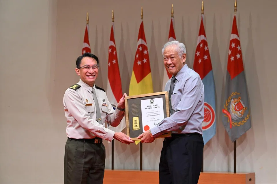 
Menteri Pertahanan, Dr Ng Eng Hen (kanan) menyampaikan sijil kenaikan pangkat kepada Leftenan Kolonel Kanan SLTC (NS) Halmie Hussein Mattar, yang dinaikkan pangkat kepada Kolonel (NS).