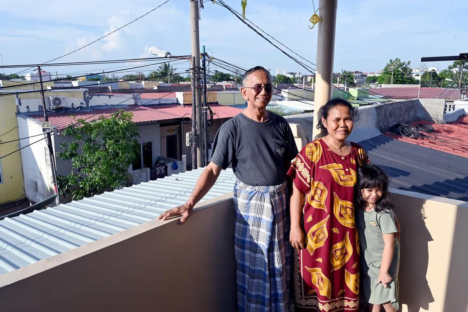 Encik Mohamed Ismail Ibrahim mengeluarkan belanja $50,000 untuk menambah lantai kedua di rumahnya di Batam, Indonesia. Bersamanya dalam gambar ialah isterinya, Cik Kustiyah dan anak mereka, Awalina Mohamed Ibrahim. 