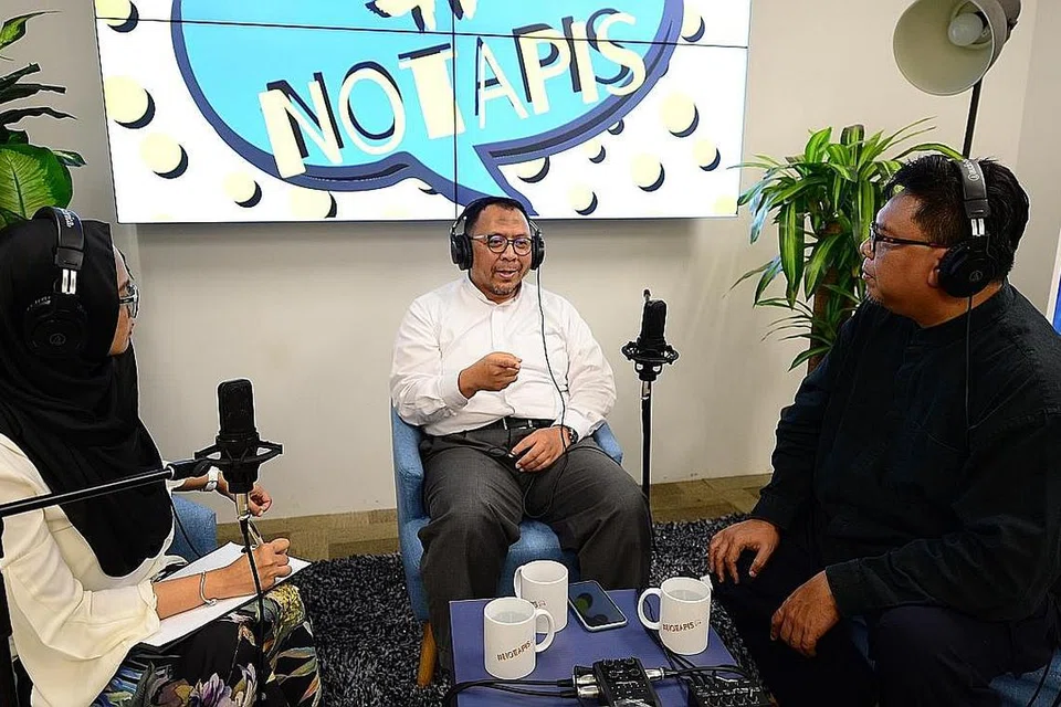 BERI PENCERAHAN: Ustaz Dr Mohammad Hannan Hassan (tengah) dalam podcast terkini BH - #NoTapis - menjelaskan tafsiran bala dalam Al-Quran, yang juga bermakna "bala hasanah" atau ujian baik kepada hos Shahida Sarhid dan Suhaimi Yusof. - Foto BH oleh HAZIRAH NURFITRAH HANIFAR