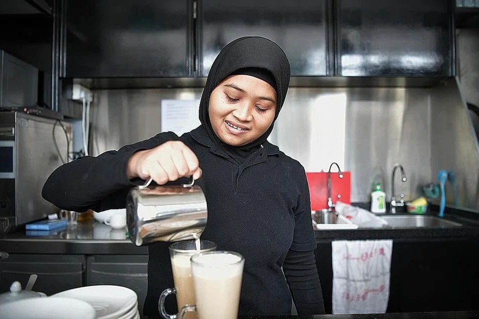 BERDIKARI DALAM BERTUGAS: Di bawah Program Persediaan Pekerjaan Dewasa di My Inspiring Journey (MIJ) Special Education Hub, Cik Siti Nur 'Ain berpeluang menjalani latihan bekerja di tempat kerja di Ashraf's Cafe dan ditawarkan pekerjaan sambilan tetap kemudian. - Foto BH oleh KUA CHEE SIONG