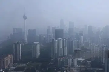 Pemandangan sekitar bandar raya Kuala Lumpur yang masih diselubungi jerebu pada 18 Oktober.