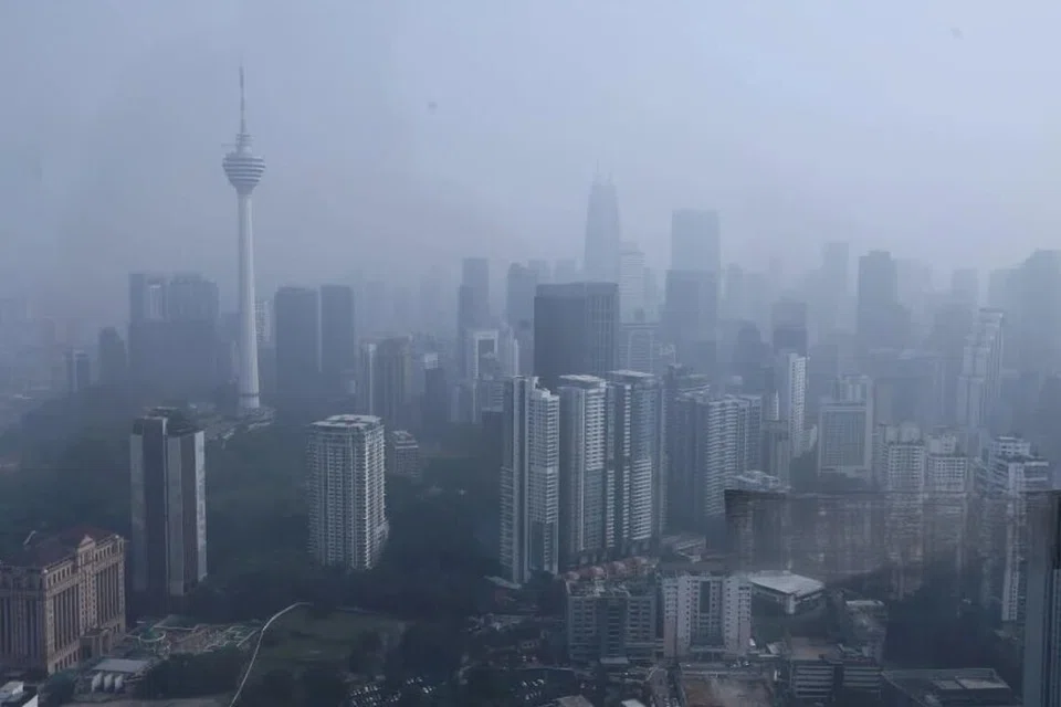 Pemandangan sekitar bandar raya Kuala Lumpur yang masih diselubungi jerebu pada 18 Oktober.