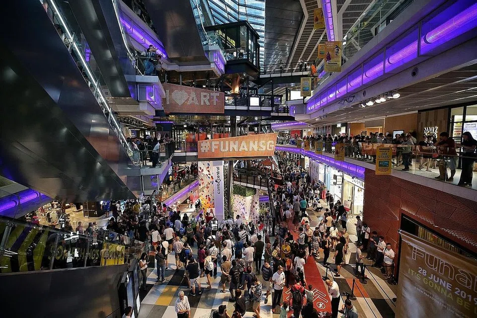 HULUR BANTUAN: Orang ramai mengunjungi Pusat Beli-Belah Funan, yang dimiliki CapitaLand, semasa pembukaannya Jun tahun lalu. CapitaLand akan memantau situasi koronavirus dan bersiap menawarkan lebih sokongan kepada peruncit di pusat-pusat beli-belah miliknya. - Foto fail