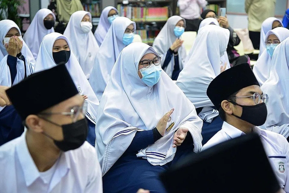 KEPUTUSAN AMAT MEMBERANGSANGKAN: Kohort pertama pelajar Program Diploma Baccaulaureate Antarabangsa (IBDP) Madrasah Aljunied Al-Islamiah menerima keputusan mereka semalam. Kesemua 25 pelajar itu lulus dan mencapai keputusan purata lebih tinggi berbanding keputusan global purata, dengan pelajar Pra-Universiti 2, Abdul Hakam Nor Razak, muncul pelajar terbaik kohort tersebut dengan mendapat 42 daripada keseluruhan 45 mata. - Foto MUIS