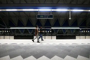 GANGGUAN KHIDMAT MRT: Khidmat kereta api antara stesen Gul Circle dengan Boon Lay bermula lewat sedikit selepas seorang pekerja cedera semasa menjalankan kerja penyenggaraan.