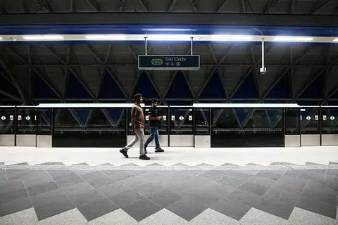GANGGUAN KHIDMAT MRT: Khidmat kereta api antara stesen Gul Circle dengan Boon Lay bermula lewat sedikit selepas seorang pekerja cedera semasa menjalankan kerja penyenggaraan.