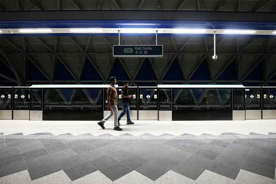 GANGGUAN KHIDMAT MRT: Khidmat kereta api antara stesen Gul Circle dengan Boon Lay bermula lewat sedikit selepas seorang pekerja cedera semasa menjalankan kerja penyenggaraan.