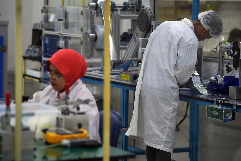 SEKTOR PENTING: Sekalipun sektor perkilangan telah dijejas oleh pandemik Covid-19. ia tetap merupakan enjin signifikan dalam ekonomi Singapura. - Foto fail