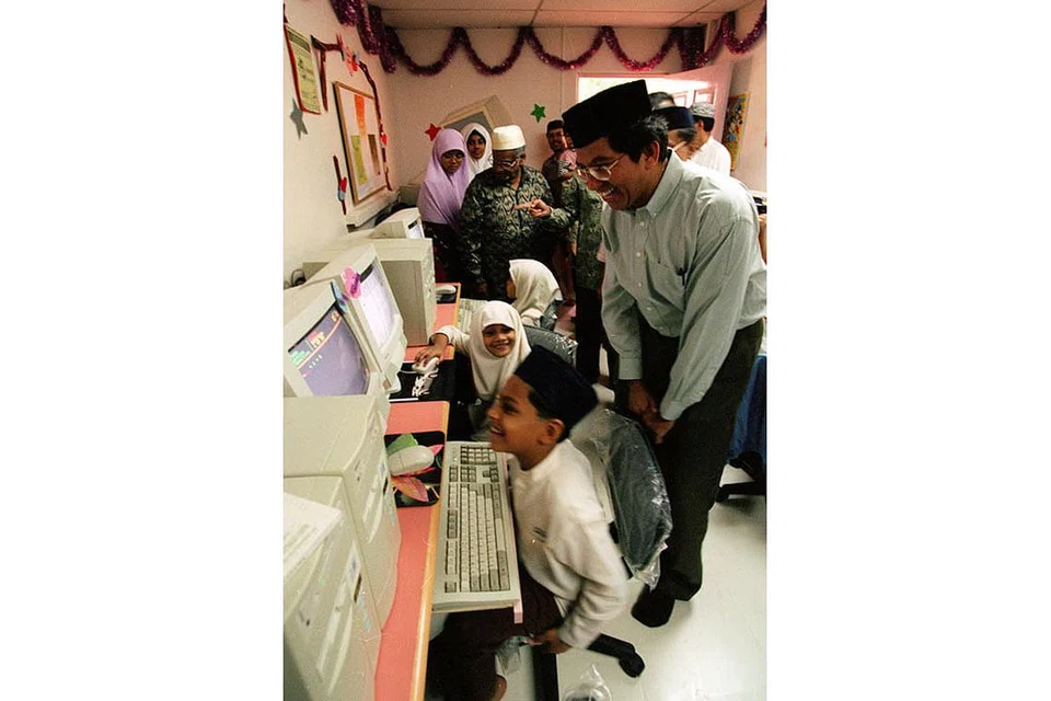 DI PUSAT KOMPUTER: Dr Yaacob Ibrahim (kanan) di pusat komputer Masjid Abdul Aleem Siddique di Lorong K Telok Kurau. - Foto fail 1996.