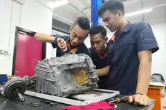 BERLATIH BERSAMA: (Dari kiri) Encik Abdul Syafiq Abdullah, Encik Muhammad Dol dan Encik Ian Miqal Ramli dalam sesi latihan sebelum menyertai pertandingan WorldSkills Singapore (WSS) 2018. Encik Syafiq mendapat pingat emas, Encik Muhammad mendapat pingat perak manakala Encik Ian mendapat pingat gangsa bagi kategori 'Automobile Technology'. - Foto ITE