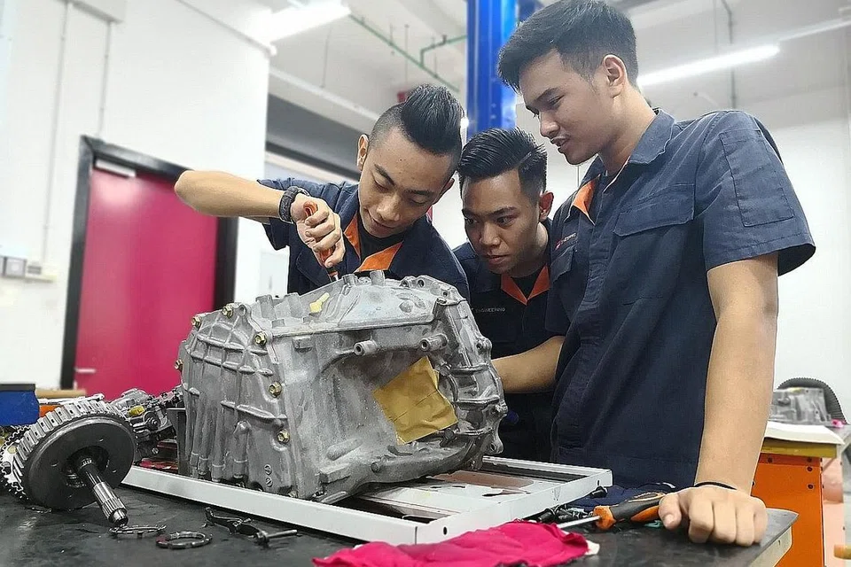BERLATIH BERSAMA: (Dari kiri) Encik Abdul Syafiq Abdullah, Encik Muhammad Dol dan Encik Ian Miqal Ramli dalam sesi latihan sebelum menyertai pertandingan WorldSkills Singapore (WSS) 2018. Encik Syafiq mendapat pingat emas, Encik Muhammad mendapat pingat perak manakala Encik Ian mendapat pingat gangsa bagi kategori 'Automobile Technology'. - Foto ITE