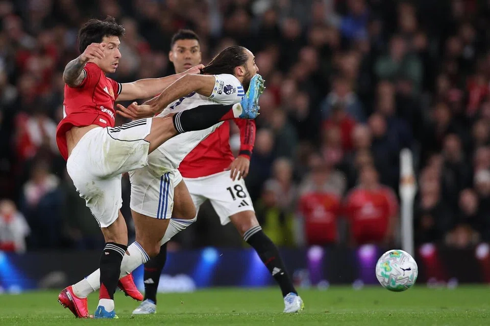 Pemain Manchester United, Lisandro Martinez (kiri), menarik rambut pemain Leeds United, Dominic Calvert-Lewin, yang mengakibatkan Martinez dilayangkan kad merah dalam perlawanan Liga Perdana England (EPL), pada 13 April.