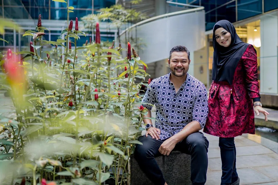 SAHABAT LAMA: Hazrul Nizam (kiri) dan Diana Nazyra sudah bersahabat selama lebih 20 tahun dan kini gembira dapat bersama merakamkan single duet Sejuta Kata yang dilancarkan pada 23 Mei 2023.