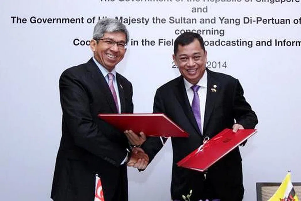JALIN KERJASAMA: Dr Yaacob Ibrahim (kiri) bersama Pehin Datu Singamanteri Kolonel (Bersara), Dato Seri Setia Awang Haji Mohammad Yasmin Haji Umar (kanan), selepas menandatangani MOU bagi kerjasama dua hala. - Foto MCI