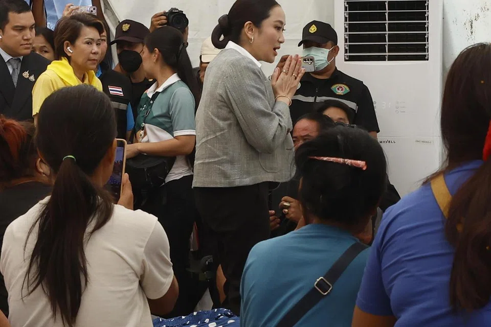 Perdana Menteri Thailand, Cik Paetongtarn Shinawatra (tengah), melawat pusat perlindungan sementara bagi memberikan sokongan moral kepada anggota keluarga pekerja yang masih hilang susulan gempa bumi yang melanda Bangkok, Thailand pada 28 Mac.
