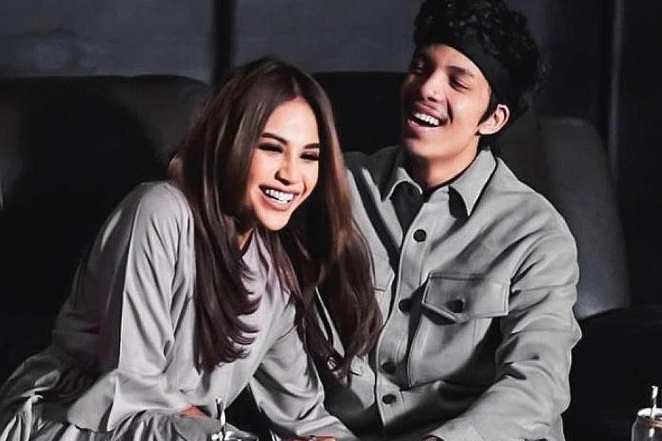 BAKAL BERNIKAH: Aurel Hermansyah (kiri), anak sulung Krisdayanti, telah menetapkan 21 Mac sebagai hari pernikahannya bersama sensasi YouTube, Atta Halilintar. - Foto LIPUTAN 6, fail