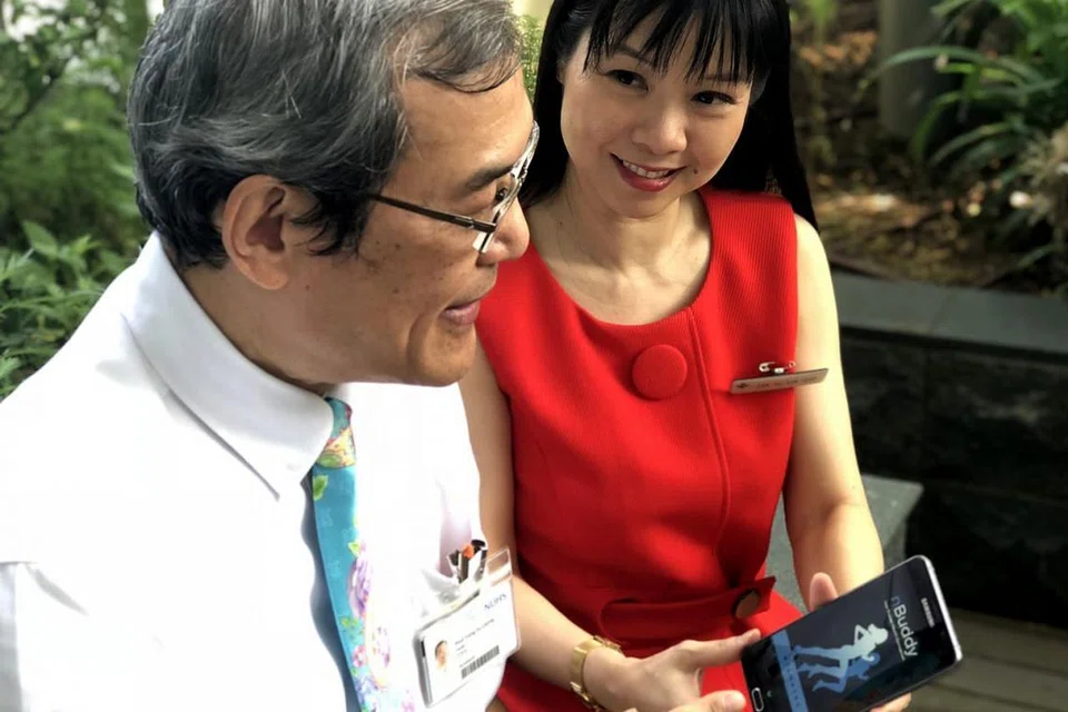 ADA CIRI UNIK: Profesor Yong Eu Leong (kiri) dan Dr Lim Su Lin memeriksa aplikasi nBuddy mengandungi ciri-ciri unik yang menawarkan kandungan yang dikhususkan dengan sentuhan peribadi. - Foto NUH