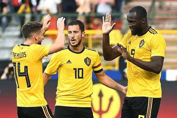 PRESTASI KIAN MENJADI: Bintang midfield Belgium, Eden Hazard (tengah) meraikan kemenangan perlawanan ujian terakhir pasukan itu ke atas Costa Rica minggu lalu dengan rakan penyerang Romelu Lukaku (kanan) dan Dries Mertens. - Foto AFP