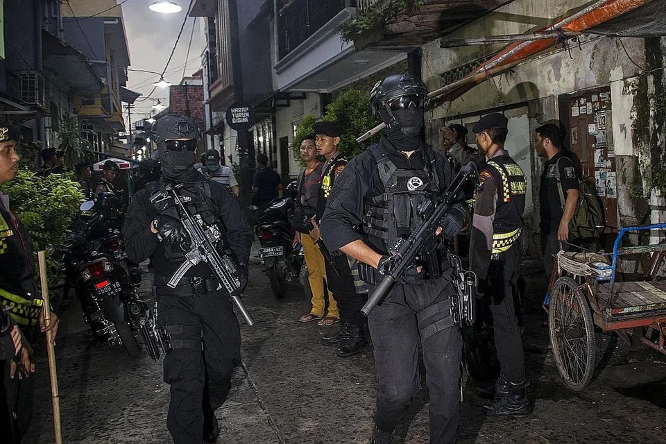 JAGA KEAMANAN: Polis antipengganasan Indonesia melakukan serbuan di Surabaya pada 9 Disember lalu. Lebih 12 orang ditangkap tersebut sebagai usaha antipengganasan demi menjaga keamanan menjelang cuti Krismas dan Tahun Baru. - Foto AFP