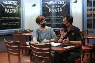 TINGKATKAN IMEJ F&B: Cik Lina dan kakitangannya, Encik Ishak, yang telah menjalani latihan bagi mereka semula kerjanya di bawah satu program WSG. - Foto BH oleh GIN TAY 