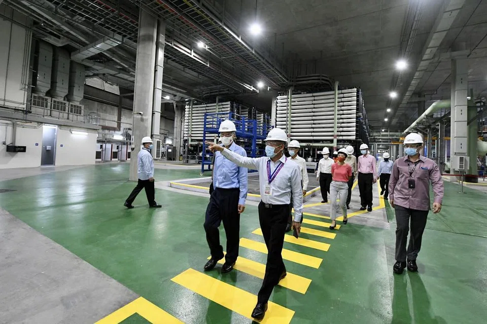 DIBUKA SECARA RASMI: Perdana Menteri Lee Hsien Loong diajak melihat sekitaran Loji Desalinasi Keppel Marina East semasa acara pembukaannya pada 4 Februari 2021. 