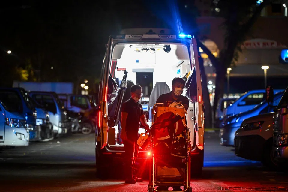 Anggota Pasukan Pertahanan Awam Singapura (SCDF) bertindak dengan menyediakan perkhidmatan perubatan penting semasa berlakunya kecemasan di Blok 7, King George’s Avenue.
