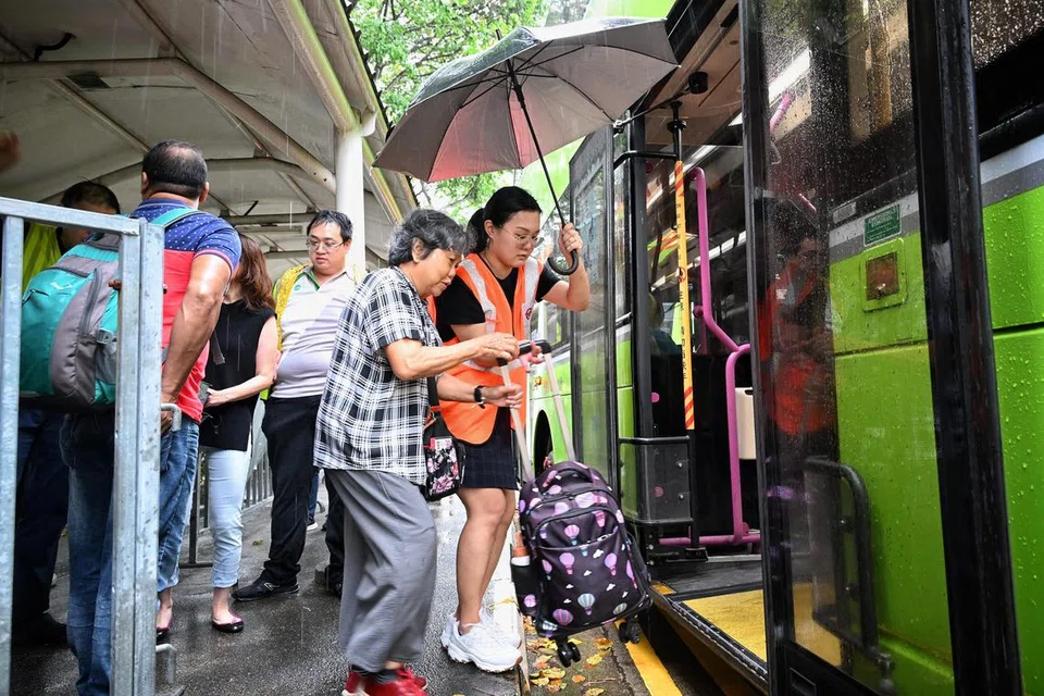 Khidmat bas penghubung turut disediakan antara stesen Jurong East dan Buona Vista.