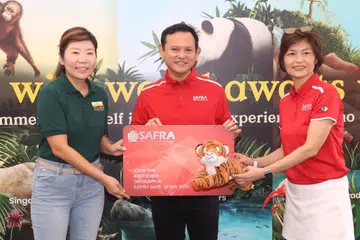 Menteri Negara Kanan (Pertahanan merangkap Tenaga Manusia) dan Presiden Safra, Cik Zaqy Mohamad (tengah) bergambar dengan (dari kiri) Cik Jean Choi, Ketua Pegawai Jualan & Pemasaran, Mandai Wildlife Reserves dan Cik Kris Ho, Timbalan Ketua Pegawai Eksekutif, SAFRA, di acara Safra Family Day Out yang diadakan di Rainforest Wild Asia.