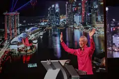 Perdana Menteri, Encik Lee Hsien Loong, melambai kepada hadirin dan penonton di penghujung Rapat Hari Kebangsaan (NDR) 2021. NDR merupakan masa Encik Lee membuat pengumuman penting termasuk dasar baru bagi negara. 