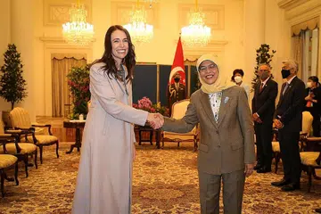 GEMBIRA BERJUMPA LAGI: Puan Halimah gembira dapat berjumpa lagi Cik Ardern di Istana semalam, selepas kali terakhir bertemu pemimpin New Zealand itu pada 2019. - Foto-foto BH oleh ONG WEE JIN