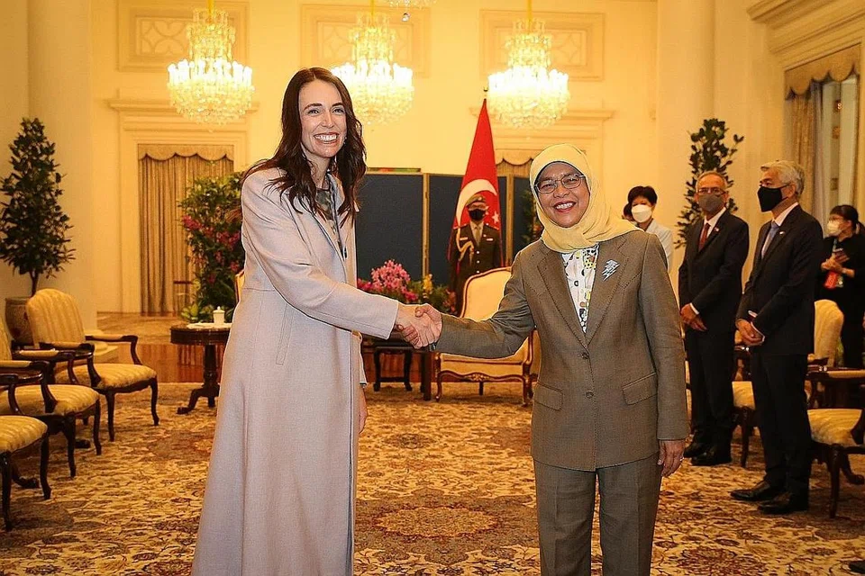 GEMBIRA BERJUMPA LAGI: Puan Halimah gembira dapat berjumpa lagi Cik Ardern di Istana semalam, selepas kali terakhir bertemu pemimpin New Zealand itu pada 2019. - Foto-foto BH oleh ONG WEE JIN