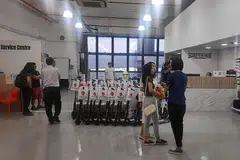 NAIKKAN JUALAN: Encik Lee berkata undang-undang baru yang diumumkan LTA baru-baru ini akan melihat kenaikan dalam jualan PMD di kedainya, Scooter Hub. - Foto FACEBOOK SCOOTER HUB