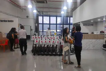 NAIKKAN JUALAN: Encik Lee berkata undang-undang baru yang diumumkan LTA baru-baru ini akan melihat kenaikan dalam jualan PMD di kedainya, Scooter Hub. - Foto FACEBOOK SCOOTER HUB