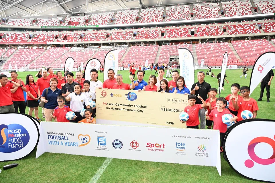 Menteri Kebudayaan, Masyarakat dan Belia, Encik Edwin Tong (tengah) menerima cek bernilai $600,000 yang diserahkan POSB. Wang tersebut akan dimanfaatkan sepanjang tiga tahun akan datang.