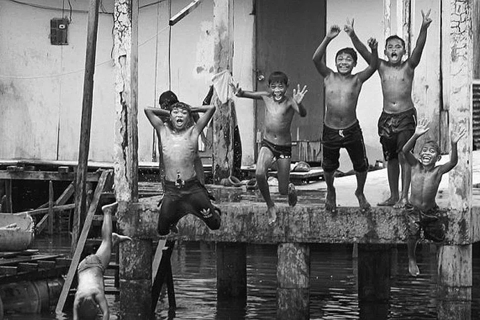 SERONOK BERSAMA: Kanak-kanak ini merupakan orang Seletar di Kampung Sungai Temon dan sebahagian daripada generasi keempat kelompok tersebut yang berasal dari kawasan Sungai Seletar, Singapura. Mereka seterusnya berpindah ke Johor Selatan. - Foto SARAFIAN SALLEH