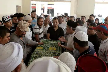 BERKUMPUL MEMBERIKAN PENGHORMATAN TERAKHIR: Jenazah Allahyarham Slemat dibacakan doa sebelum dibawa ke Masjid Almukminin untuk disolatkan. - Foto KHALID BABA