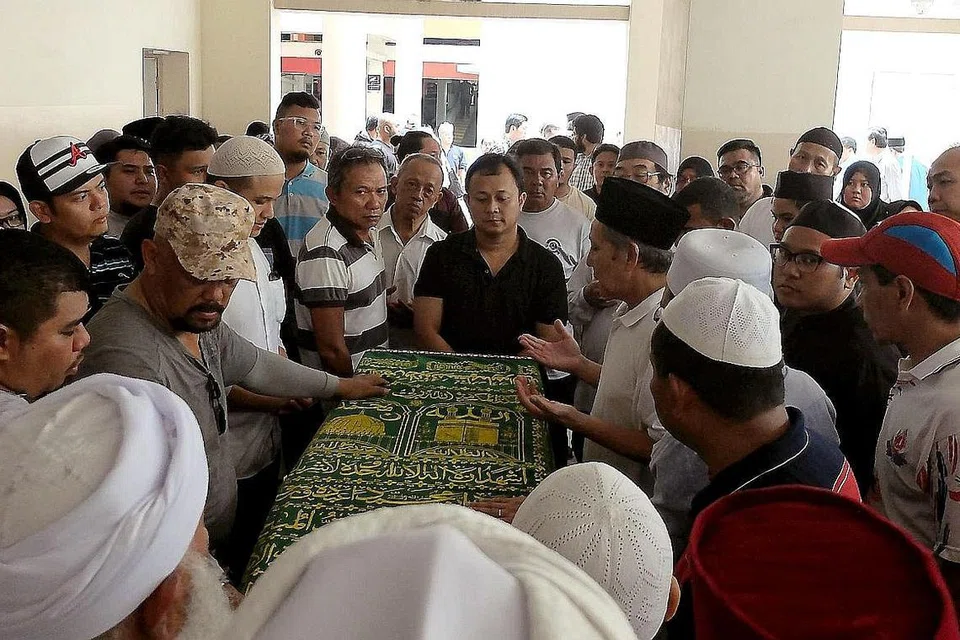 BERKUMPUL MEMBERIKAN PENGHORMATAN TERAKHIR: Jenazah Allahyarham Slemat dibacakan doa sebelum dibawa ke Masjid Almukminin untuk disolatkan. - Foto KHALID BABA