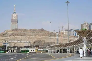 Pemandangan kawasan pembangunan dan prasarana pengangkutan di sekitar Makkah dengan latar belakang Menara Jam Diraja Makkah, ketika Arab Saudi terus mempergiat pelaburan dalam sektor hotel, pengangkutan dan hartanah bagi menampung peningkatan jumlah jemaah haji dan umrah. Makkah dan Madinah kekal mencatat permintaan kukuh dalam sektor hospitaliti walaupun rantau Asia Barat berdepan ketegangan geopolitik dan gangguan perjalanan serantau.