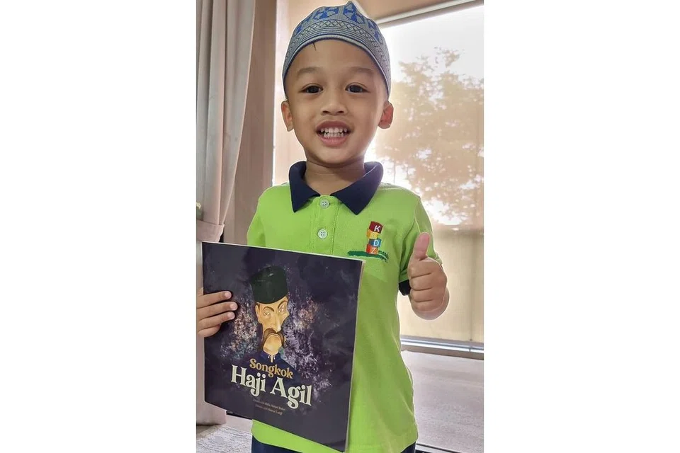 MENARIK: Buku 'Songkok Haji Agil' merupakan antara buku yang digemari anak penulis, Ilyas Khalid, sehingga dia gemar mengenakan songkok ke mana jua dia pergi termasuk ke sekolah. - Foto BH oleh SHAHIDA SARHID