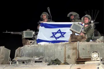 Sebuah kenderaan pengangkut anggota berperisai (APC) tentera Israel membawa anggota keluar dari selatan Lebanon melalui pintu sempadan di Metula sambil mengibarkan bendera Israel. Pergerakan itu berlaku ketika rundingan yang diantara Amerika Syarikat mengenai pengunduran tentera Israel dari dua zon perintis di selatan Lebanon sedang berlangsung. Namun laporan media Israel mendakwa tentera negara itu pada masa sama mula membina pos tentera tetap baharu bagi mengukuhkan kehadiran mereka di kawasan berkenaan.
