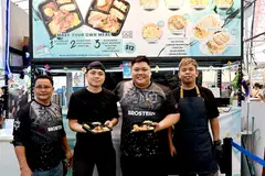 Pemilik bersama Brostern, Encik Roimy Tan (dua dari kiri) dan Encik Raimy Tan (tiga dari kiri) bergambar bersama bapa mereka, Encik Kassim Tan (kiri) serta rakan mereka, Encik Muhd Fadhlli Sahbe, di hadapan reruai Brostern, yang menjual makanan fusion Barat-Asia, di bazar Geylang Serai.