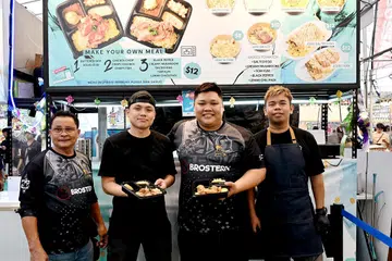 Pemilik bersama Brostern, Encik Roimy Tan (dua dari kiri) dan Encik Raimy Tan (tiga dari kiri) bergambar bersama bapa mereka, Encik Kassim Tan (kiri) serta rakan mereka, Encik Muhd Fadhlli Sahbe, di hadapan reruai Brostern, yang menjual makanan fusion Barat-Asia, di bazar Geylang Serai.