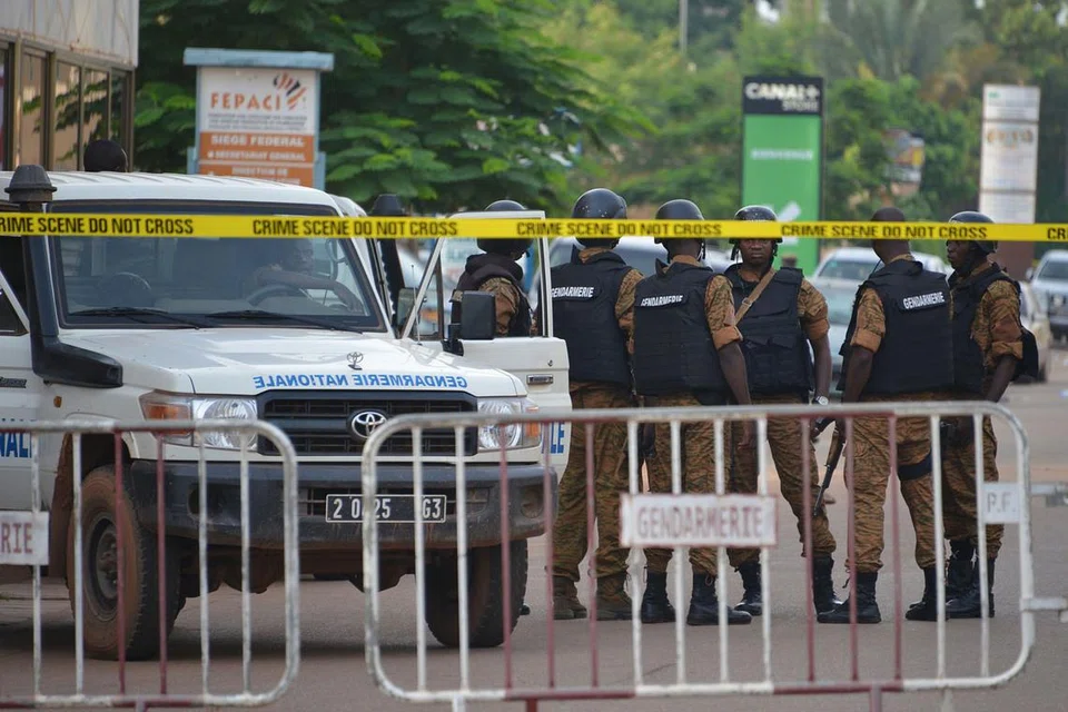TERUS BERJAGA-JAGA: Polis di Burkina Faso, sebuah negara di Afrika Barat, memperketat kawalan ekoran serangan oleh pengganas bersenjata di sebuah restoran di Ouagadougou, ibu kota negara itu awal semalam, yang menyebabkan sekurang-kurangnya 17 maut dan lapan lagi cedera. - Foto AFP